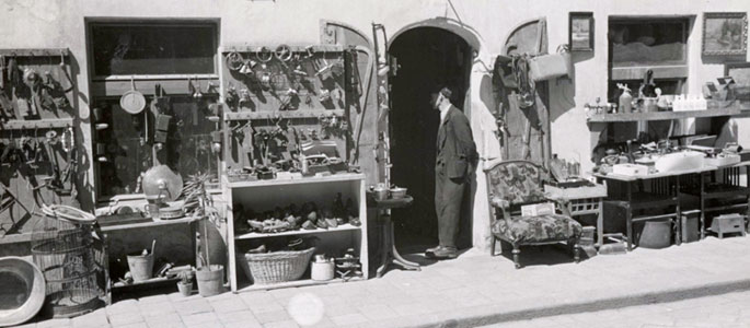 Photo d'un marchant juif attendant à la porte de son magasin