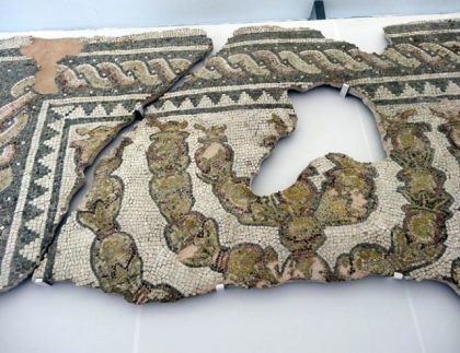 Mosaïque du IIIe siècle représentant une menorah retrouvée lors de fouilles archéologique à la synagogue de Plovdiv