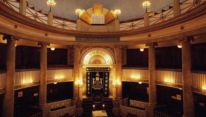 Vue intérieure du Stadttempel de Vienne, la synagogue avec ses colonnes et lustres