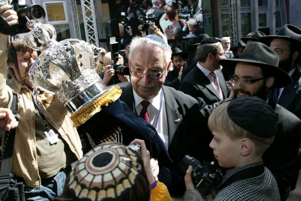 Célébration avec une Torah