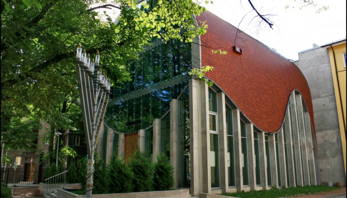 Menorah face à la synagogue moderne de Tallinn en Estonie