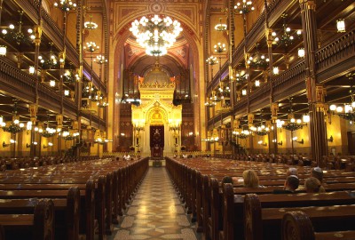 Vue intérieure de la très belle synagogue de la rue Dohany à Budapest avec de nombreux lustres