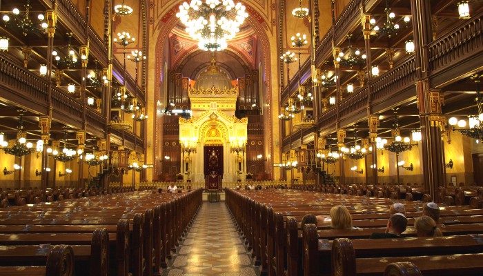 Vue intérieure de la très belle synagogue de la rue Dohany à Budapest avec de nombreux lustres