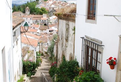 Escaliers descendant une rue de l'ancien quartier juif de Judiaria au Portugal