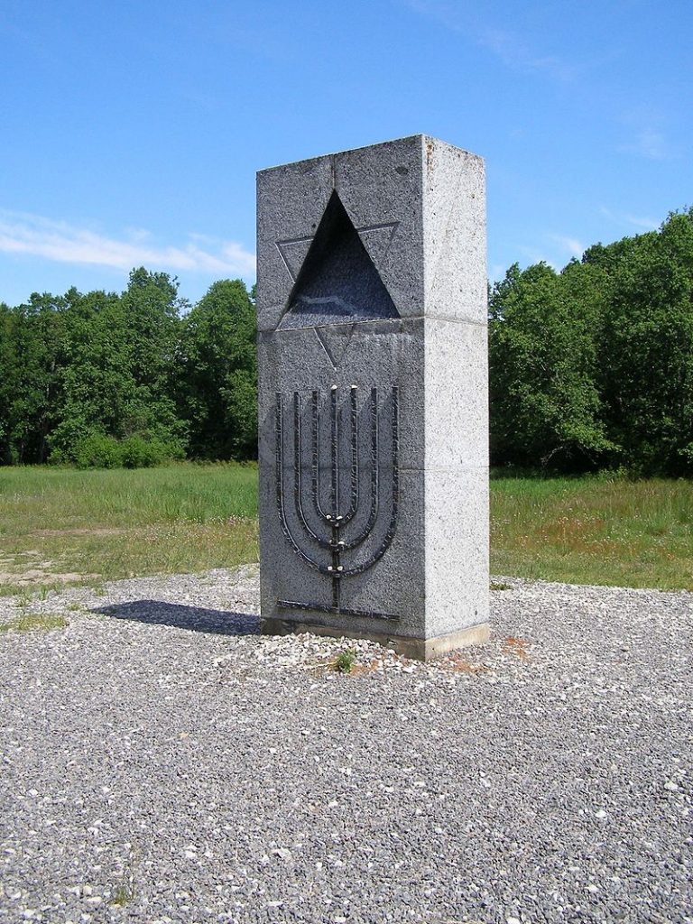 Mémorial de Klooga avec étoile de David et Menorah