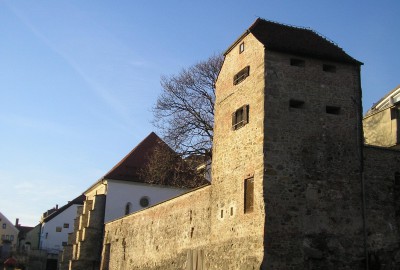 Vue extérieure de la tour et de la synagogue de la ville de Maribor