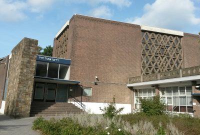Immeuble moderne de briques rouges accueillant la synagogue de Rotterdam