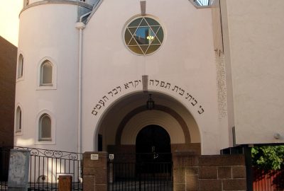 Entrée de la synagogue d'Oslo à l'architecture en forme de petit chateau