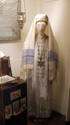 Talith et autres tenues juives d'époque montrées au Musée juif de Grèce