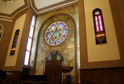 Vue intérieure de la bimah et la roseraie de la synagogue Neve Shalom à Istanbul
