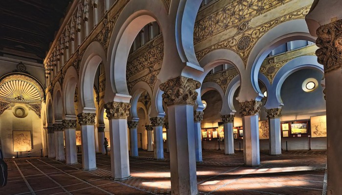 Magnifique architecture de la Synagogue Santa Maria dans la ville de Tolède
