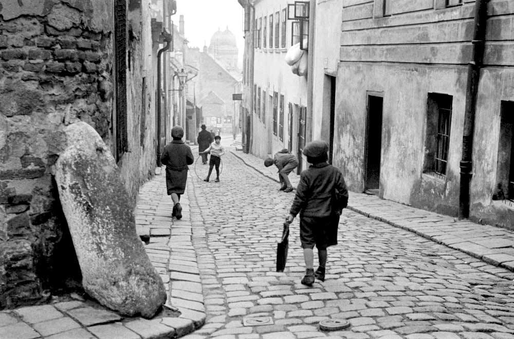 Enfants se promenant sur les pavés du quartier juif de Bratislava