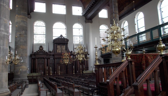 Vue intérieure de la Synagogue Portugaise d'Amsterdam avec ses lustres et bimah