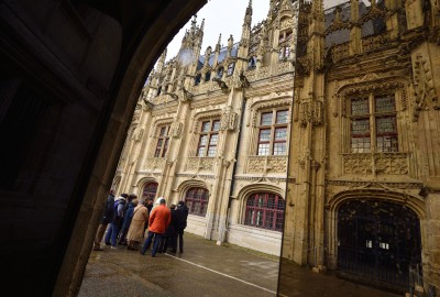 Vue extérieure du Monument juif de Rouen. Un guide racontant les lieux à des visiteurs