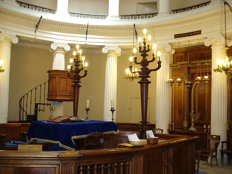 Lustres et colonnes à l'intérieur de la synagogue d'Avignon