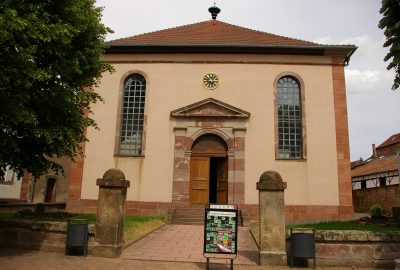 Vue extérieure de la synagogue de Bouxwiller avec ses vitraux