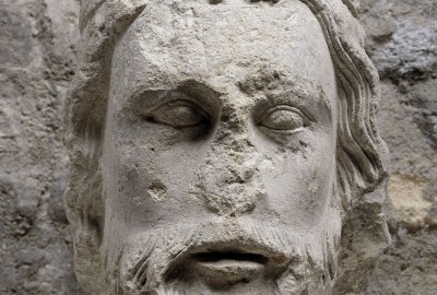 Statue de visage sur Notre Dame