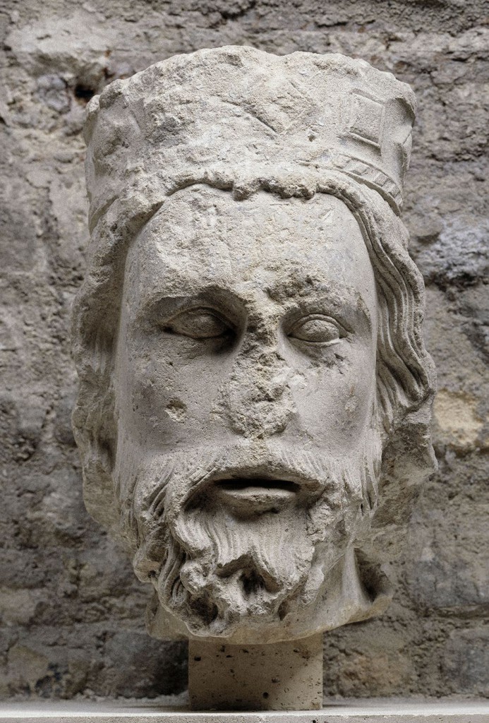 Statue de visage sur Notre Dame