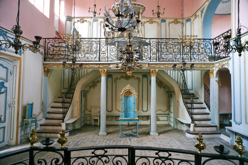 Chaises, lustres et escaliers de la très belle synagogue de Cavaillon