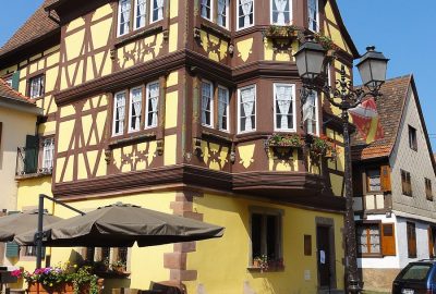 Vue extérieure du musée situé dans une belle maison à colombages, construite en 1590 et habitée par des familles juives de manière continue de 1680 à 1922. On y voit encore le mikveh