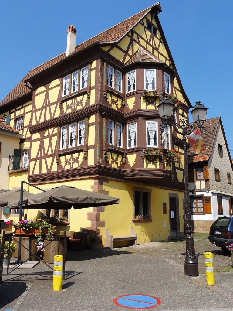 Vue extérieure du musée situé dans une belle maison à colombages, construite en 1590 et habitée par des familles juives de manière continue de 1680 à 1922. On y voit encore le mikveh