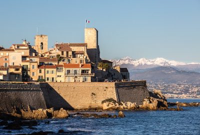Vue de la ville d'Antibes, ses anciennes murailles et les montagnes derrière