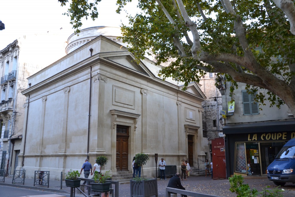 Vue extérieure de la synagogue d'Avignone de murs et fermée de trois portes.