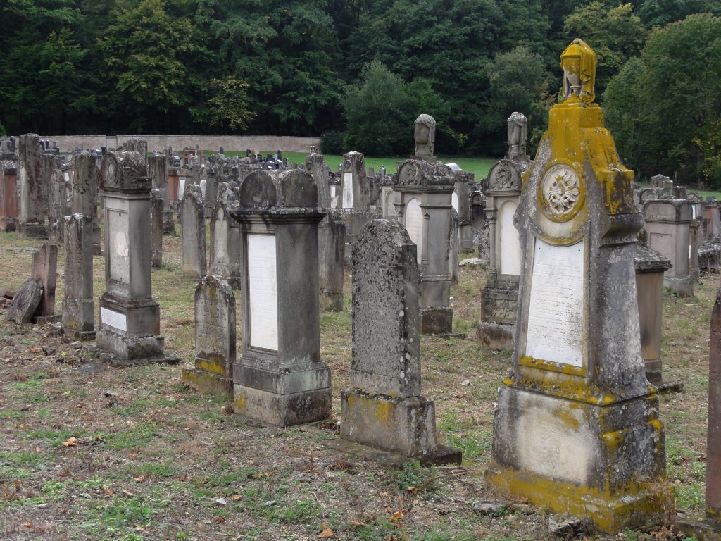 Vue extérieure du cimetière juif de Soultz en Alsace