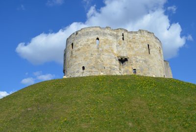 Vue extérieure de la tour de Clifford dans la ville de York
