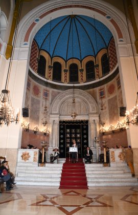 Vue intérieure de la synagogue de Marseille avec ses lustres