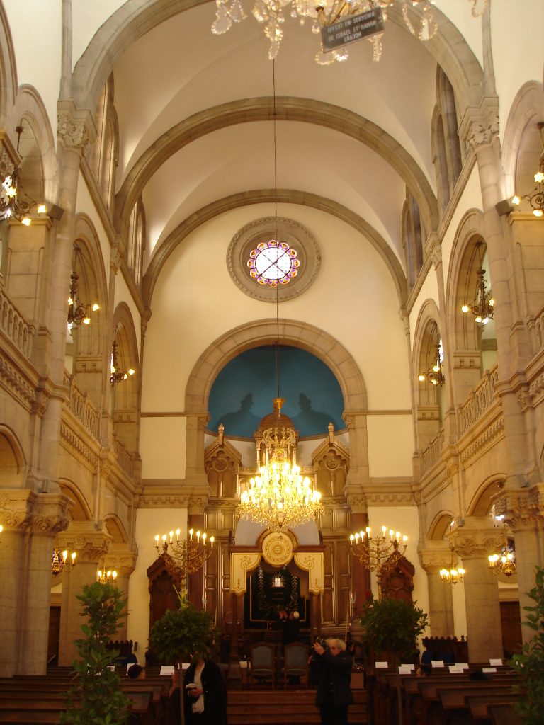 Vue intérieure de la Grande synagogue de Lyon avec ses nombreux lustres