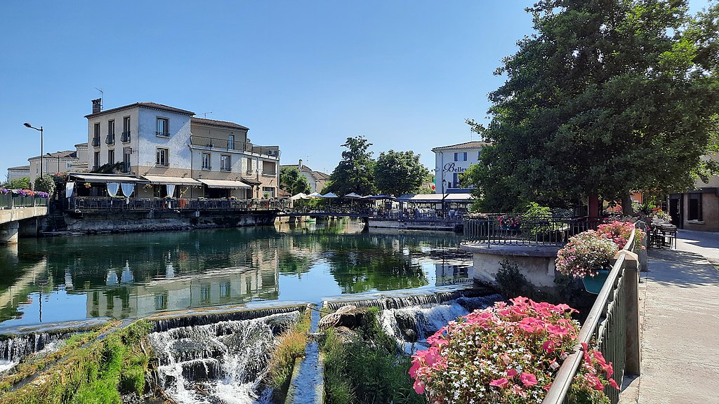 Vue de la Sorgue et des batiments autour