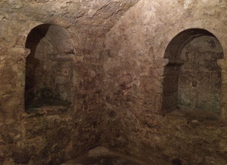 Niches románicas tapiadas del mikvé medieval de Montpellier