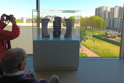 Shelomo Selinger face à une de ses sculptures au Musée mémorial de Drancy