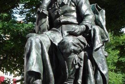 Statue du philosophe juif Spinoza dans la ville de La Haye