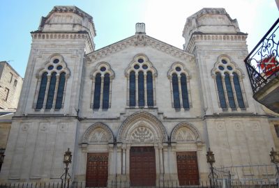 Vue extérieure de la synagogue de Bordeaux et ses vitraux