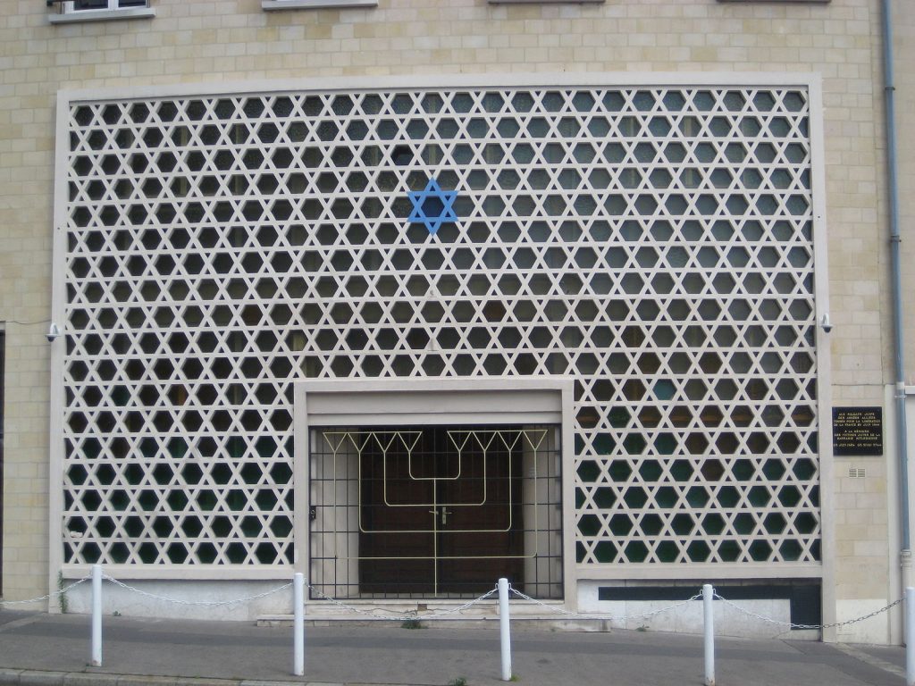 Entrée de la synagogue de Caen avec une menorah en forme de porte