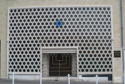Entrée de la synagogue de Caen avec une menorah en forme de porte