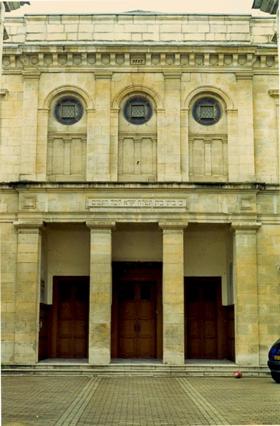 Vue extérieure de la synagogue de Bayonne avec ses colonnes