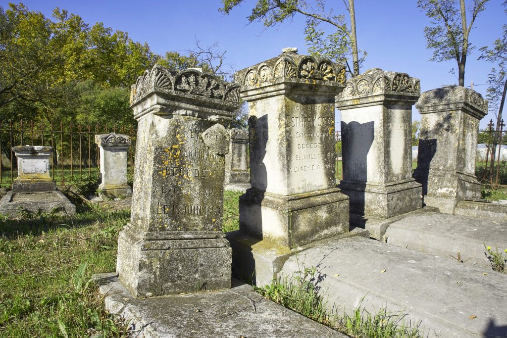 Anciennes stèles du cimetière de la Sorgue