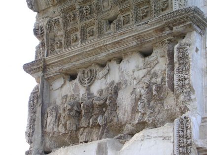 Fameuse sculpture représentant l'exode des juifs vers Rome avec la menorah