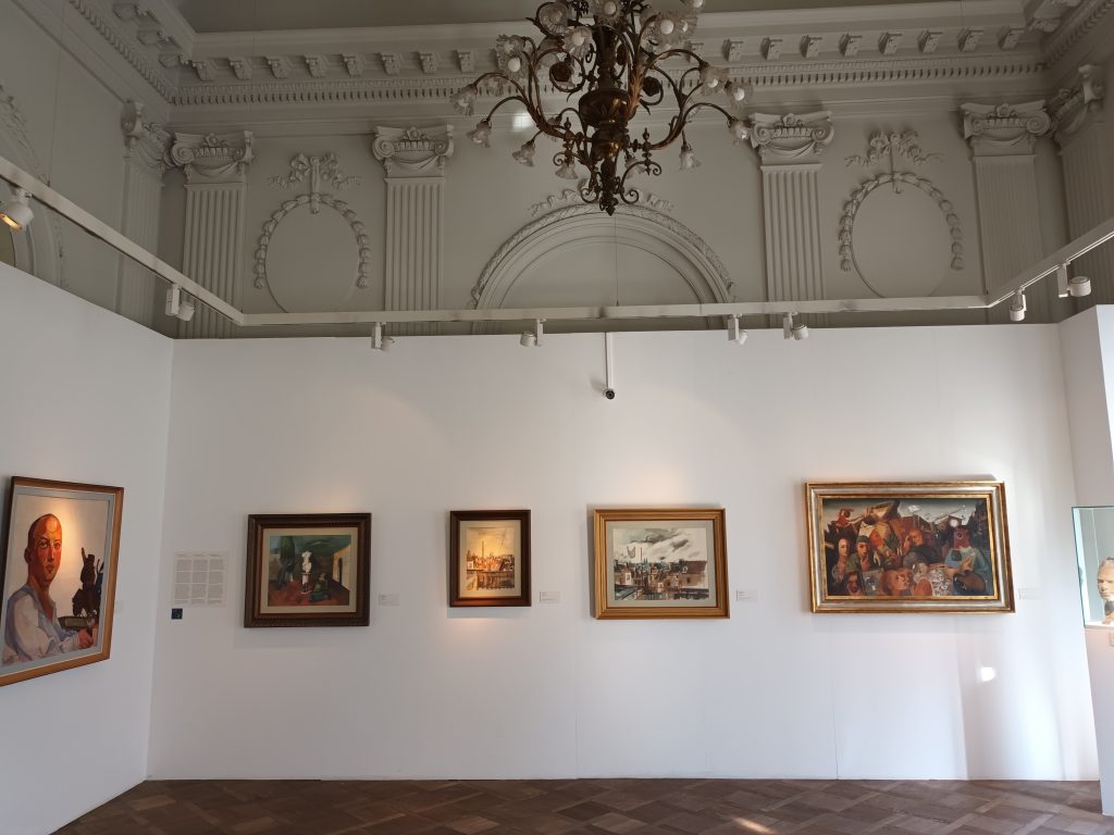 Différents tableaux contemporains présentés au Musée juif de Belgque