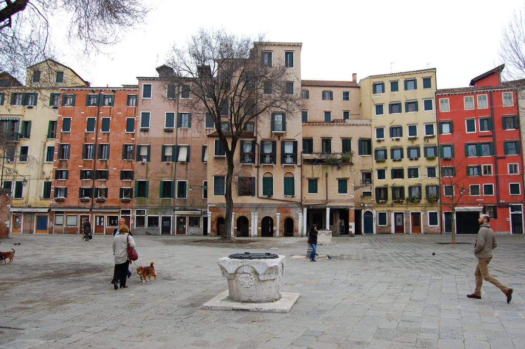 Vue de la place de Campo di Ghetto Nuovo dans la ville de Venise