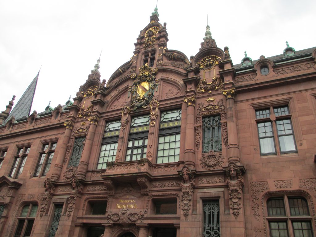 Entrée du batiment accueillant la bibliothèque de l'Université de Heidelberg où se trouvent de précieuses archives