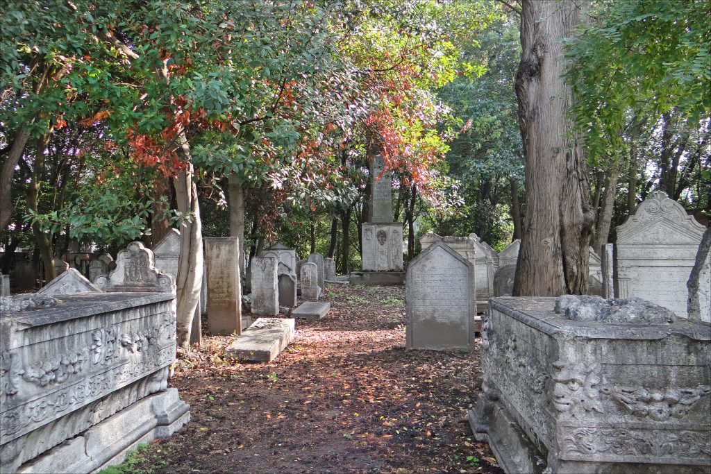 Vieilles tombes dans le cimetière de Lido à Venise