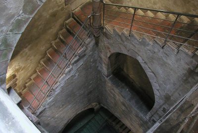 Escaliers descendant vers les ruines du mikveh de la ville de Friedberg