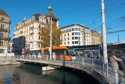Vue d'un trame et du lac de Genève