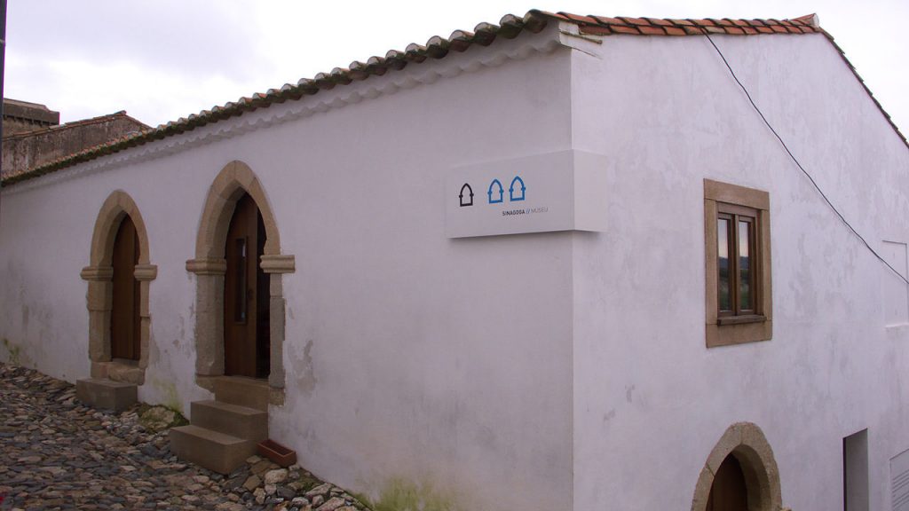 Edificio que alberga la sinagoga de Castelo de Vide, con dos entradas situadas en dos plantas diferentes