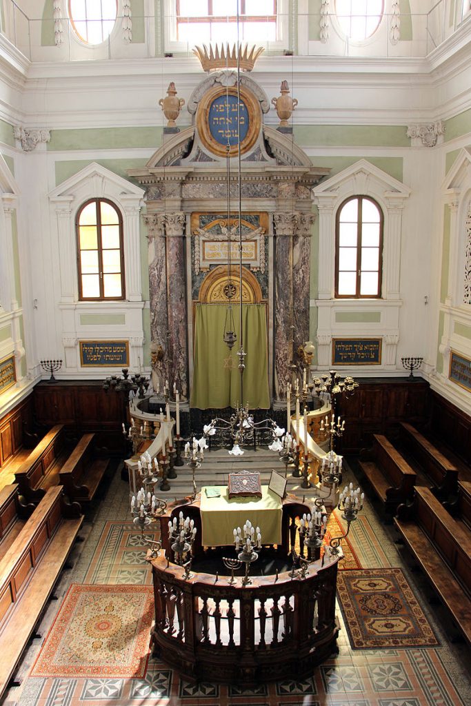 Vue intérieure de la synagogue de Sienne avec sa bimah et aron