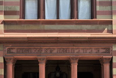 Vue extérieure de la synagogue de Zurich avec ses colonnes